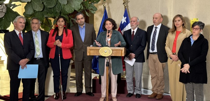 Ministra Javiera Toro junto a parlamentarios en punto de prensa 